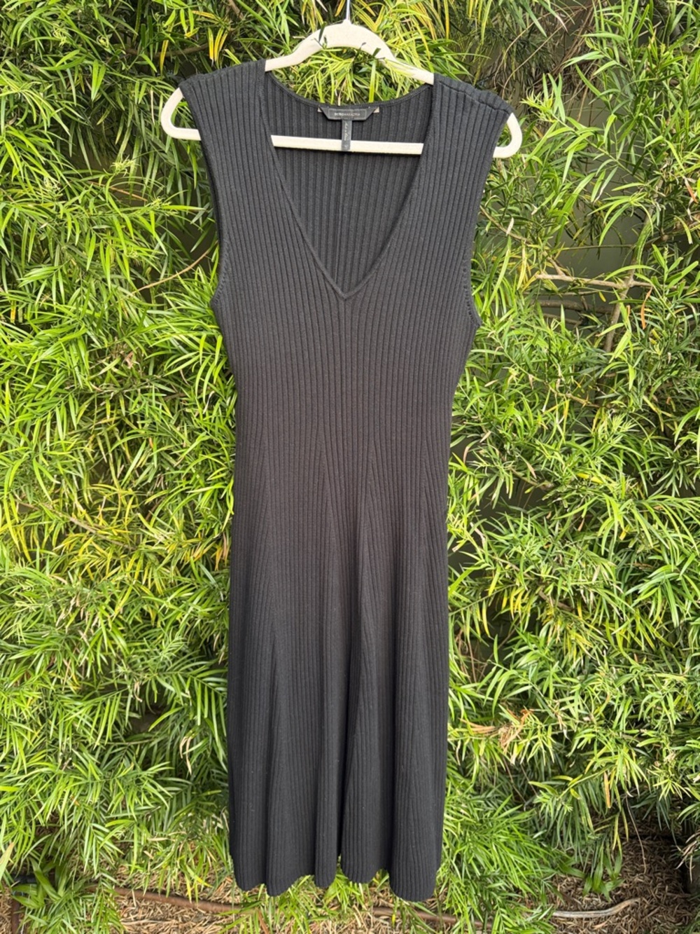 BCBGMaxAzria Black Sleeveless Ribbed Knit Belted V-Neck Midi Dress
